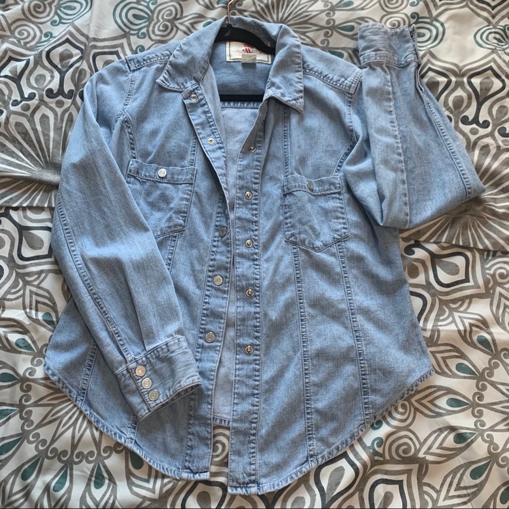 🎃 4 for $30! Levi’s Chambray Jean top